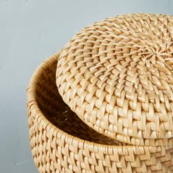 Woven Basket With Lid Natural - Hearth & Hand™ With Magnolia 7 Woven Basket With Lid Natural - Hearth & Hand™ With Magnolia -Decoro Shop GUEST 5771aee5 3de9 4b2d 8eea 1b818536233b